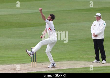 Charlie Shreck in azione di bowling per Leicestershire - Essex CCC vs Leicestershire CCC - LV County Championship Division due Cricket presso la Ford County Ground, Chelmsford - 07/05/14 Foto Stock