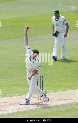 Charlie Shreck in azione di bowling per Leicestershire - Essex CCC vs Leicestershire CCC - LV County Championship Division due Cricket presso la Ford County Ground, Chelmsford - 07/05/14 Foto Stock