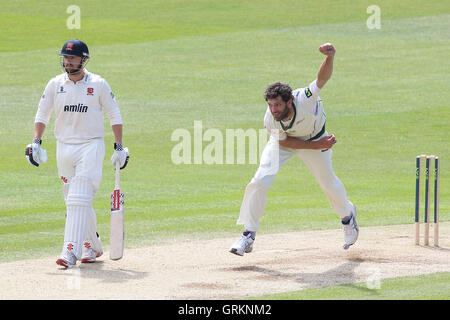 Charlie Shreck in azione di bowling per Leicestershire - Essex CCC vs Leicestershire CCC - LV County Championship Division due Cricket presso la Ford County Ground, Chelmsford - 07/05/14 Foto Stock