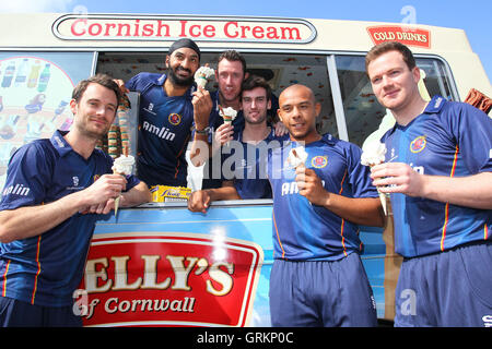 Gelati per i giocatori di Essex (L) di James Foster, Monty Panesar, David Masters, Reece Topley, Tymal Mills e Tim Phillips - Essex CCC Premere giorno presso l'Essex County Ground, Chelmsford - 01/04/14 Foto Stock