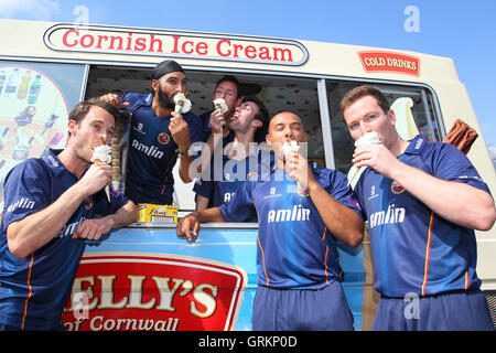 Gelati per i giocatori di Essex (L) di James Foster, Monty Panesar, David Masters, Reece Topley, Tymal Mills e Tim Phillips - Essex CCC Premere giorno presso l'Essex County Ground, Chelmsford - 01/04/14 Foto Stock