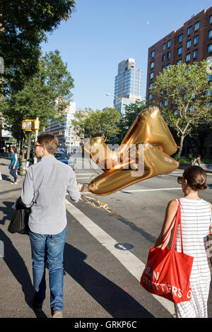 New York City,NY NYC,Lower Manhattan,Bowery,Street scene,adult,adults,uomo uomini maschio,donna donna donna donna donna donna donna donna donna donna donna donna donna donna donna donna donna donna donna,a piedi,trasporto palloncini, elio fi Foto Stock