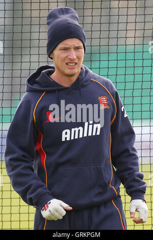 Tom Westley di Essex durante la pratica di reti in anticipo del match - Essex CCC vs Surrey CCC - Pre-Season Friendly partita di cricket presso l'Essex County Ground, Chelmsford - 27/03/14 Foto Stock