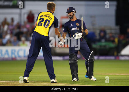 Delusione per Essex skipper Ryan dieci Doeschate (R) come egli scuote le mani con Olver Hannon-Dalby alla fine del gioco - Essex Eagles vs Birmingham Bears - NatWest T20 Quarter-Final Blast Cricket presso l'Essex County Ground, Chelmsford Essex - 02/08/14 Foto Stock