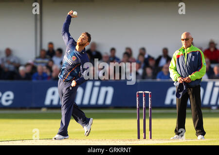 Greg Smith in azione di bowling per Essex - Essex Eagles vs Glamorgan CCC - NatWest T20 Blast Cricket presso l'Essex County Ground, Chelmsford - 23/05/14 Foto Stock