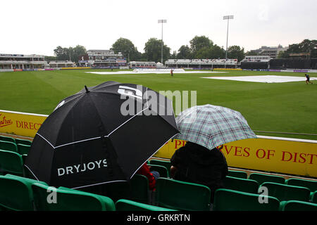 Ombrelloni fino attorno alla terra come pioggia ritardi play - Essex Eagles vs Gloucestershire CCC - Royal London One-Day Cup presso l'Essex County Ground, Chelmsford Essex - 08/08/14 Foto Stock