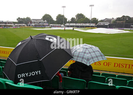 Ombrelloni fino attorno alla terra come pioggia ritardi play - Essex Eagles vs Gloucestershire CCC - Royal London One-Day Cup presso l'Essex County Ground, Chelmsford Essex - 08/08/14 Foto Stock