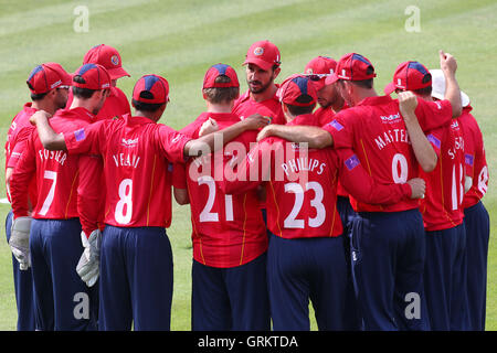 Essex skipper Ryan dieci Doeschate (C) parla al suo compagno di squadra nella pre-match huddle - Essex Eagles vs Lancashire fulmini - Royal London One-Day Cup presso l'Essex County Ground, Chelmsford Essex - 05/08/14 Foto Stock