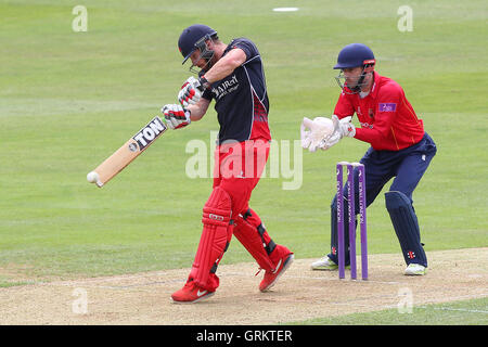 Steven Croft in azione di ovatta per Lancashire come James Foster guarda - Essex Eagles vs Lancashire fulmini - Royal London One-Day Cup presso l'Essex County Ground, Chelmsford Essex - 05/08/14 Foto Stock