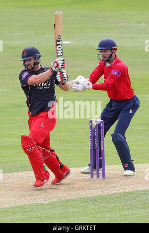 Steven Croft in azione di ovatta per Lancashire come James Foster guarda - Essex Eagles vs Lancashire fulmini - Royal London One-Day Cup presso l'Essex County Ground, Chelmsford Essex - 05/08/14 Foto Stock