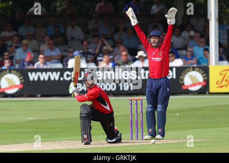 James Foster di Essex con un appello per il paletto di Dan Redfern - Essex Eagles vs Leicestershire Volpi - Royal London One-Day Cup presso l'Essex County Ground, Chelmsford Essex - 31/07/14 Foto Stock