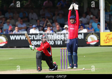 James Foster di Essex con un appello per il paletto di Dan Redfern - Essex Eagles vs Leicestershire Volpi - Royal London One-Day Cup presso l'Essex County Ground, Chelmsford Essex - 31/07/14 Foto Stock