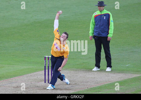 Matt Coles nella azione di bowling per Hampshire - Hampshire CCC vs Essex Eagles - NatWest T20 Blast Cricket al recipiente Ageas, West End, Hampshire - 30/05/14 Foto Stock