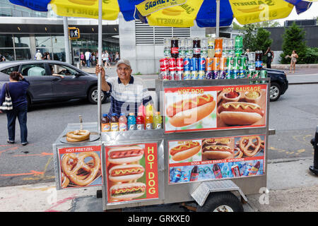 New York City, NY NYC, Lower Manhattan, Financial District, Peter Minuit Plaza, Whitehall Ferry Terminal, Staten Island Ferry, Street food stall, bancarelle, stand Foto Stock