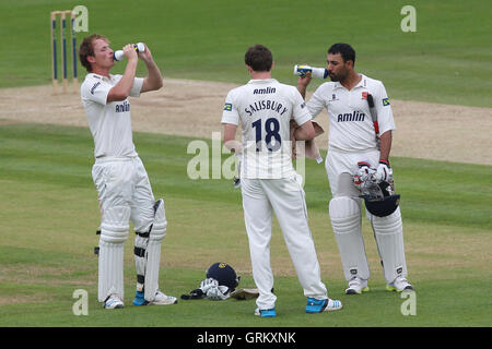 Tom Westley (L) e ravi Bopara (R) Godetevi un drink durante i loro 200 partnership - Kent CCC vs Essex CCC - LV County Championship Division due Cricket presso il St Lawrence Ground, Canterbury - 08/06/14 Foto Stock