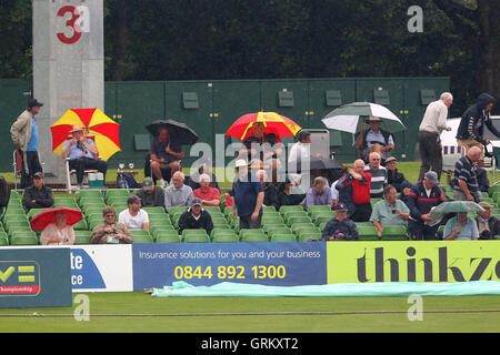 Ombrelloni fino attorno alla terra come pioggia ritardi play - Kent CCC vs Essex CCC - LV County Championship Division due Cricket presso il St Lawrence Ground, Canterbury - 09/06/14 Foto Stock