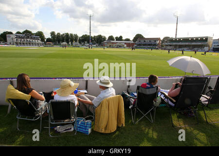 Gli spettatori attendono l'inizio del match - Kent Spitfires vs Essex Eagles - Natwest T20 Blast Cricket presso la massa di Spitfire, St Lawrence, Canterbury - 11/06/14 Foto Stock