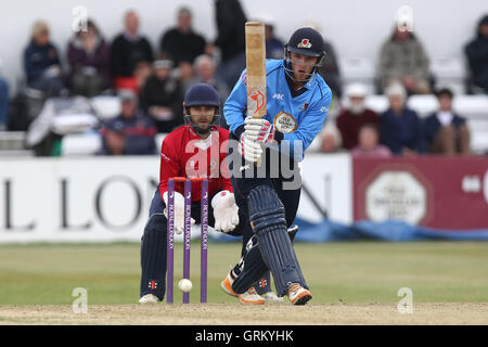 David Willey in azione di ovatta per Northants come James Foster guarda - Northamptonshire Steelbacks vs Essex Eagles - Royal London One-Day Cup al County Ground, Northampton - 21/08/14 Foto Stock