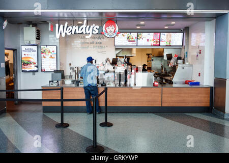 New York City,NY NYC,Lower Manhattan,Financial District,Whitehall Ferry Terminal,Staten Island Ferry,concessione,Wendy's,hamburger,ristorante Foto Stock