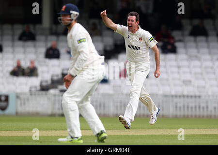 David Masters di Essex con un forte appello per il paletto di Rory Burns - Surrey CCC vs Essex CCC - LV County Championship Division due Cricket alla Kia ovale, Kennington, Londra - 22/04/14 Foto Stock