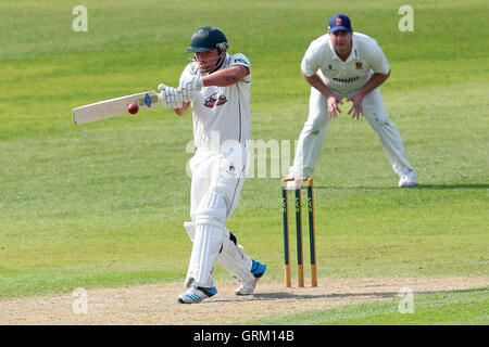 Joe Leach in azione di ovatta per Worcestershire - Worcestershire CCC vs Essex CCC - LV County Championship Division due Cricket a New Road, Worcester- 18/05/14 Foto Stock