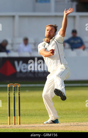 Joe Leach in azione di bowling per Worcestershire - Worcestershire CCC vs Essex CCC - LV County Championship Division due Cricket a New Road, Worcester- 18/05/14 Foto Stock