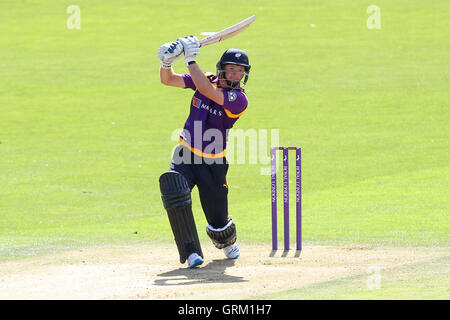 Adam Lyth colpisce per lo Yorkshire - Yorkshire Vichinghi vs Essex Eagles - Royal London One-Day Cup a Scarborough CC, North Marine Road, Scarborough - 11/08/14 Foto Stock