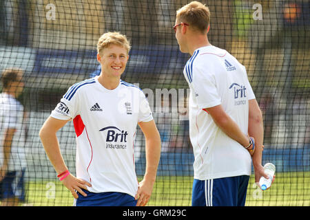 Joe root (L) e Stuart ampia sono visibili durante il warm-up - Essex CCC vs Inghilterra - Sfida LV corrispondono all'Essex County Ground, Chelmsford - 01/07/13 Foto Stock