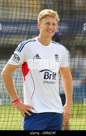 Joe sorrisi di root durante il warm-up - Essex CCC vs Inghilterra - Sfida LV corrispondono all'Essex County Ground, Chelmsford - 01/07/13 Foto Stock