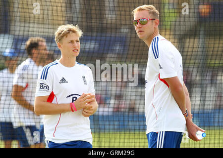 Joe root (L) e Stuart ampia sono visibili durante il warm-up - Essex CCC vs Inghilterra - Sfida LV corrispondono all'Essex County Ground, Chelmsford - 01/07/13 Foto Stock