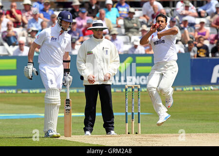 Ravi Bopara in azione di bowling per Essex - Essex CCC vs Inghilterra - Sfida LV corrispondono all'Essex County Ground, Chelmsford - 01/07/13 Foto Stock