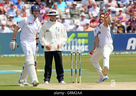 Ravi Bopara in azione di bowling per Essex - Essex CCC vs Inghilterra - Sfida LV corrispondono all'Essex County Ground, Chelmsford - 01/07/13 Foto Stock