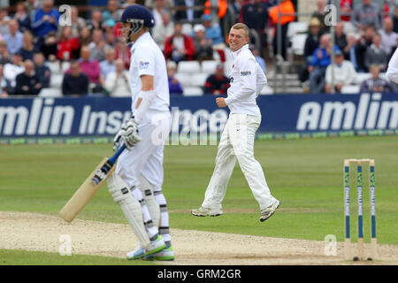 Tom Craddock di Essex (rivolto verso la telecamera) celebra il paletto di Joe Root - Essex CCC vs Inghilterra - Sfida LV corrispondono all'Essex County Ground, Chelmsford - 02/07/13 Foto Stock