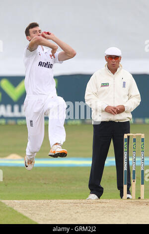 Reece Topley in azione di bowling per Essex - Essex CCC vs Inghilterra - Sfida LV corrispondono all'Essex County Ground, Chelmsford - 02/07/13 Foto Stock