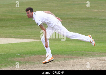 Reece Topley in azione di bowling per Essex - Essex CCC vs Inghilterra - Sfida LV corrispondono all'Essex County Ground, Chelmsford - 02/07/13 Foto Stock