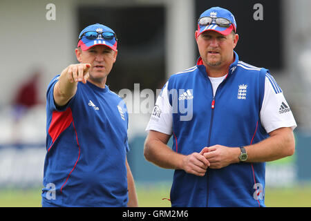 Inghilterra head coach Andy Flower (L) impartisce istruzioni per fast bowling coach David Saker durante il warm-up - Essex CCC vs Inghilterra - Sfida LV corrispondono all'Essex County Ground, Chelmsford - 03/07/13 Foto Stock