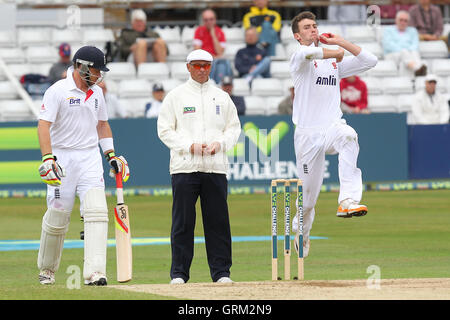 Reece Topley in azione di bowling per Essex - Essex CCC vs Inghilterra - Sfida LV corrispondono all'Essex County Ground, Chelmsford - 03/07/13 Foto Stock