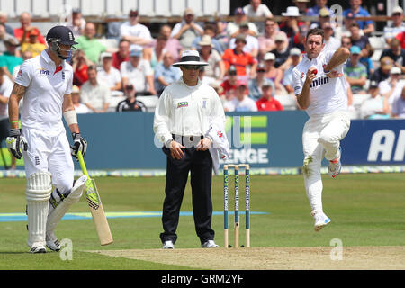 David Masters in azione di bowling per Essex - Essex CCC vs Inghilterra - Sfida LV corrispondono all'Essex County Ground, Chelmsford - 30/06/13 Foto Stock