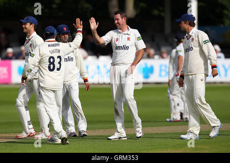 Gioia per David Masters (C) di Essex come egli sostiene il paletto di Murray Goodwin - Essex CCC vs Glamorgan CCC - LV County Championship Division due Cricket presso l'Essex County Ground, Chelmsford Essex - 18/09/13 Foto Stock