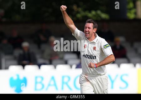 Gioia per David Masters di Essex come egli sostiene il paletto di Murray Goodwin - Essex CCC vs Glamorgan CCC - LV County Championship Division due Cricket presso l'Essex County Ground, Chelmsford Essex - 18/09/13 Foto Stock