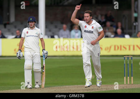 Graham Napier di Essex celebra tenendo il paletto di Ruaidhri Smith - Essex CCC vs Glamorgan CCC - LV County Championship Division due Cricket presso l'Essex County Ground, Chelmsford Essex - 18/09/13 Foto Stock