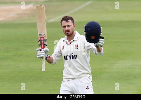 Jaik Mickleburgh punteggio celebra un secolo, 100 corre per Essex - Essex CCC vs Glamorgan CCC - LV County Championship Division due Cricket presso l'Essex County Ground, Chelmsford Essex - 19/09/13 Foto Stock