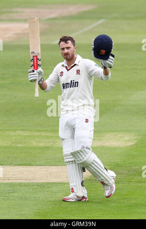 Jaik Mickleburgh punteggio celebra un secolo, 100 corre per Essex - Essex CCC vs Glamorgan CCC - LV County Championship Division due Cricket presso l'Essex County Ground, Chelmsford Essex - 19/09/13 Foto Stock