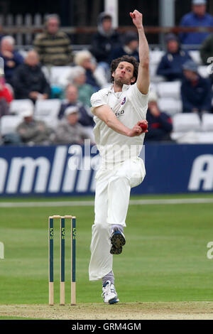 Charlie Shreck in azione di bowling per Kent - Essex CCC vs Kent CCC - LV County Championship Division due Cricket presso l'Essex County Ground, Chelmsford - 22/05/13 Foto Stock