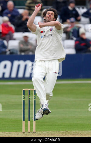 Charlie Shreck in azione di bowling per Kent - Essex CCC vs Kent CCC - LV County Championship Division due Cricket presso l'Essex County Ground, Chelmsford - 22/05/13 Foto Stock