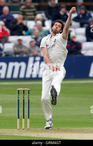 Charlie Shreck in azione di bowling per Kent - Essex CCC vs Kent CCC - LV County Championship Division due Cricket presso l'Essex County Ground, Chelmsford - 22/05/13 Foto Stock