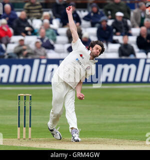 Charlie Shreck in azione di bowling per Kent - Essex CCC vs Kent CCC - LV County Championship Division due Cricket presso l'Essex County Ground, Chelmsford - 22/05/13 Foto Stock