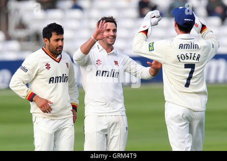 Ryan dieci Doeschate di Essex (C) celebra il paletto di Ben Harmison - Essex CCC vs Kent CCC - LV County Championship Division due Cricket presso l'Essex County Ground, Chelmsford - 23/05/13 Foto Stock