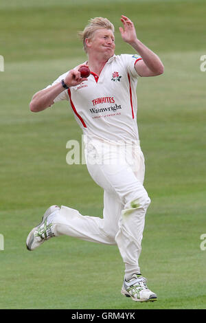 Glen Chapple in azione di bowling per Lancashire - Essex CCC vs Lancashire CCC - LV County Championship Division due Cricket presso l'Essex County Ground, Chelmsford - 12/06/13 Foto Stock