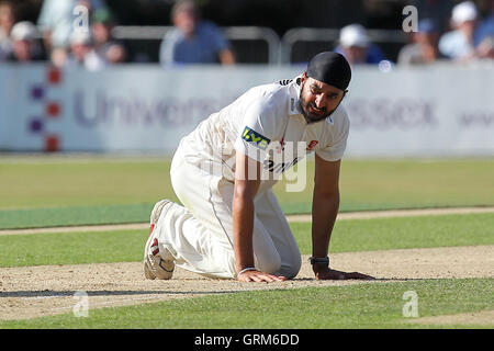 Monty Panesar di Essex sulle ginocchia dopo la palla vola passato lui - Essex CCC vs Northamptonshire CCC - LV County Championship Division due Cricket al parco del castello, Colchester Cricket Club - 20/08/13 Foto Stock